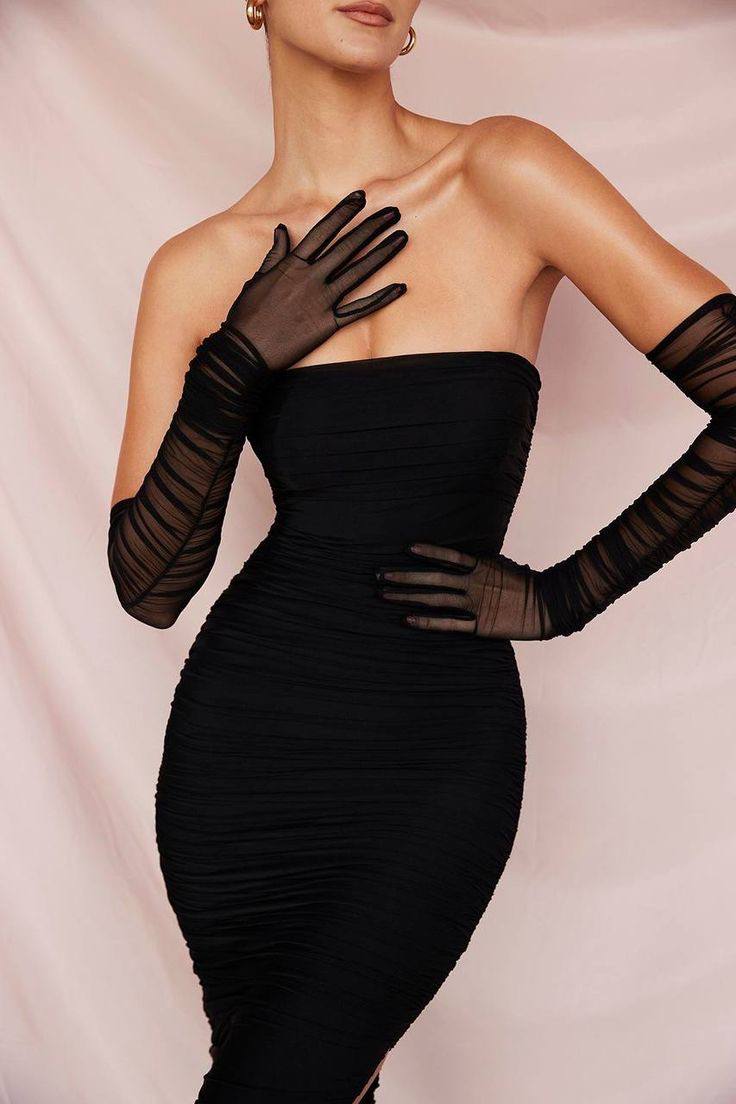 Черное платье, в комплекте так же идут перчатки.